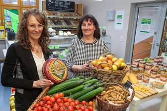 Bioladen in Remse: Wo sogar Schulbücher eingeschlagen und auch Lottoscheine abgegeben werden - Tochter und Mutter tauschen die Rollen: Susan Frieske übernimmt den Bioladen in Remse von Elke Schnabel.