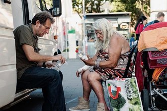 Biontech Firmensitz in Mainz: Wohin mit den ganzen Steuereinnahmen? - Der Arzt und Sozialarbeiter Gerhard Trabert setzt sich in Mainz für die Ärmsten ein. Sein Büro liegt in einem dreistöckigen Obdachlosenheim in der berühmtesten Straße der Stadt: An der Goldgrube. Dort hat das Pharmaunternehmen Biontech seinen Sitz. Es machte in den ersten neun Monaten dieses Jahres einen Gewinn von rund 7,1 Milliarden Euro.