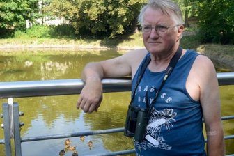 Biotop am Maschinenteich: Lurche und Vögel kehren zurück - Michael Thoß am Maschinenteich, im Wasser einige der Stockenten, die inzwischen am sanierten Gewässer leben.