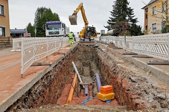 Biotop oder nicht? Warum auf einer Niederwürschnitzer Baustelle Unkraut wuchs - Seit Herbst vergangenen Jahres ist die Bundesstraße 180 in Niederwürschnitz eine Baustelle. Aktuell verlegt der RZV im 3. Bauabschnitt Wasserleitungen. Der 4. und letzte Abschnitt bis zur Tankstelle soll im Oktober 2023 fertig sein. 