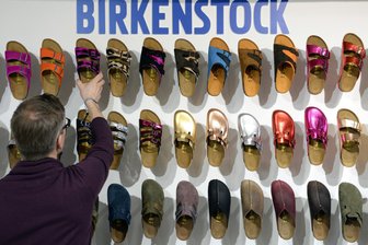 Birkenstock kauft Fabrik in Sachsen: Hier entstehen jetzt Hunderte neue Jobs - Bei Birkenstock läuft es so gut, dass jetzt sogar in Sachsen an einem neuen Standort die Produktion hochgefahren wird.