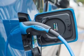 Bis 2030: EU beschließt schärfere CO2-Werte für Autos - Mit E-Autos ans Klimaziel? Neuwagen sollen bis 2025 im Schnitt zunächst15 Prozent weniger Kohlendioxid ausstoßen, bis 2030 dann 30 Prozent weniger. Sonst drohen den Autobauern empfindliche Strafen.
