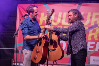 Bis die Saite reißt: Liedermacher Gisbert zu Knyphausen begeistert in Plauen - Steve Schubert (rechts) von der Plauener Band Zami half Gisbert zu Knyphausen mit seinem Instrument aus.