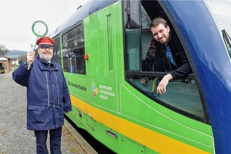 Bis in den Herbst rollen die Züge auf beliebter Ausflugsstrecke im Erzgebirge - Der länderübergreifende Fahrverkehr zwischen Sachsen und Böhmen ist gestartet: Fahrdienstleiter Jens Reichardt gibt Triebfahrzeugführer Ondrěj Lang die Strecke frei. 