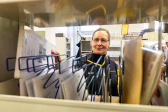 Bis zu 100 Prozent höheres Aufkommen - Wie viel Arbeit Postzusteller rund um Burgstädt in der Vorweihnachtszeit haben - Zustellerin Daniela Knorr beim Vorsortieren von Briefen im Zustellstützpunkt Burgstädt.