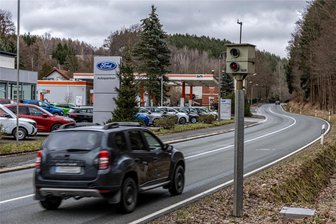 Bis zu 180 km/h innerorts: Auerbach setzt auf drei neue Blitzer im Kampf gegen Temposünder - Der Stadtrat in Auerbach gibt grünes Licht für die Errichtung von drei Blitzern im Stadtgebiet. Aufgestellt werden die Radarfallen insbesondere an Unfallschwerpunkten und vor einer Schule.