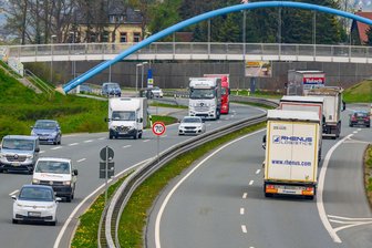 Bis zu 185 km/h: Diese Chemnitzer Straße steht bei Rasern besonders hoch im Kurs - Zwei Spuren in jede Richtung, kein Gegenverkehr: Auf der B 174 in Chemnitz sind Autofahrer immer wieder viel zu schnell unterwegs.