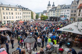 Bis zu 2000 Zuhörer bei Veranstaltung mit Peter Hahne auf dem Plauener Altmarkt - Bis zu 2000 Leute wollten Peter Hahne auf dem Altmarkt erleben. Die Organisatoren hatten unter anderem 3000 Roster geordert.