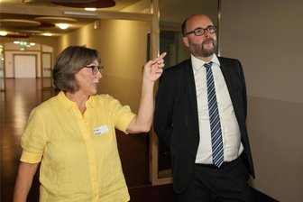 Bis zu 25 Prozent Ausfall an Zwickauer Schulen: Was sagt Kultusminister Piwarz dazu? - Schulleiterin Frau Rätz führt Sachsens Kultusminister Christian Piwarz durch die Scheffelbergschule. „Purer Luxus“, sagte Piwarz, als Rätz ihm einen Klassenraum zeigte, der fast 100 Quadratmeter misst.
