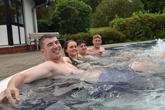 Bis zu 28 Grad: Die erste Ferienwoche lockt in die Freibäder rund um Flöha - Im Erlebnisbad Oederan suchten Florian Maxi, Max und Tim (v. l.) Abkühlung.