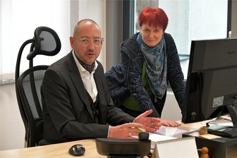 Bis zu 280 Euro mehr im Monat: Pflegekosten in Freiberg schießen in die Höhe - Steffen Köcher und Iris Andrä von der Seniorenheime Freiberg gGmbH. Der Geschäftsführer und die Prokuristin beobachten einen steigenden Anteil von Sozialhilfeempfängern unter den rund 400 Menschen, die von der Firma stationär betreut werden. Grund sind stark steigende Kosten, die auch zu höheren Eigenanteilen führen.
