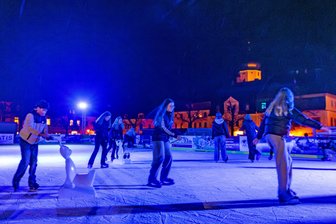 Bis zu 300 Besucher an Spitzentagen: Marienberger Eisbahn ist „massiver Frequenzbringer“ - Die Eisbahn auf dem Marienberger Markt war erneut ein voller Erfolg.