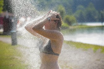 Bis zu 39 Grad, tropische Nacht, höchste Waldbrandgefahr: Das kommt am Mittwoch auf Sachsen zu - Bei Werten weit über 30 Grad Celsius tut Abkühlung gut.