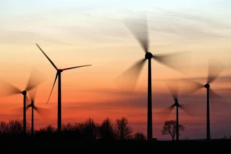 Bis zu 40.000 Euro pro Windrad und Jahr: Betreiber in Sachsen sollen an Kommunen zahlen - Von jedem Windrad, das sich dreht, sollen die betroffenen Kommunen in Sachsen nun direkt finanziell profitieren.