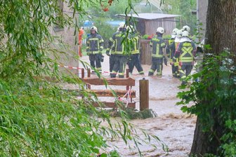 Bis zu 40 Liter Regen pro Stunde, überall braune Brühe: Schweres Unwetter zieht übers Erzgebirge - Ein kleiner Dorfbach im Erzgebirge hat Sonntagmittag großen Schaden angerichtet. Der Abrahamsbach, hier in Markersbach, trat über die Ufer. Die braune Brühe kam auch über die bereits abgeernteten Felder. Über die Höhe der entstandenen Schäden war Sonntagabend noch nichts bekannt.