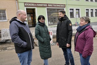 Bis zu 40 Prozent Umsatzverlust: Gesperrte Bundesstraße im Erzgebirge macht Händlern zu schaffen - Von der Sperrung in Schneeberg-Neustädtel betroffen (v. l.): Michael Bretschneider, Isabell Kosmitzki, Andreas Schädlich und Simona Neef.