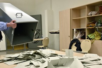 Bis zu 46 Prozent für die AfD: Wo die Parteien in Zwickau und Umgebung besonders punkten konnten - Stimmenauszählung im Wahllokal im Clara-Wieck-Gymnasium in Zwickau. Nicht nur dort lag die AfD deutlich vorn.