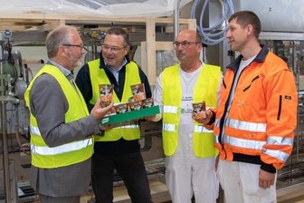 Bis zu 480 „Knorr“-Mahlzeiten pro Minute: Neue Produktlinie bei Unilever in Auerbach startet bald - Oberbürgermeister Jens Scharff (links) erkundigte sich im Unilever-Werk über den Baufortschritt.