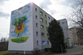 Bis zu 5000 Euro Heizkosten-Nachzahlung: Adorfer sauer auf ihren Vermieter - Bei Mietern der Wohnungsgesellschaft Adorf (im Foto deren Sitz Schillerstraße 23) gibt es Ärger mit hohen Heizkosten-Nachzahlungen. Sie sehen Versäumnisse seitens des kommunalen Vermieters. Der widerspricht und verweist auf einen noch bis 2026 laufenden Vertrag, aus dem er trotz aller Versuche nicht aussteigen kann.