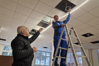 „Bis zu den Landesjugendspielen muss alles fertig sein“: Warum im Waldpark Grünheide der Speisesaal Baustelle ist - Haustechniker Lutz Fickelscherer von der Firma Löscher hat noch letzte Handgriffe an der Decke zu tun. Waldpark-Chef Joachim Otto (links) steht unter Zeitdruck.