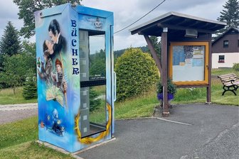 Bis zu zehn Nutzer täglich: Mühlleithener Bücherzelle hat sogar Fans aus Reichenbach und Zwickau - Mehr als ein Dutzend Motive aus der Literatur zieren die Bücherzelle in Mühlleithen. Im Herbst 2020 wurde sie eingeweiht, heute kommen Nutzer sogar aus Städten wie Reichenbach und Zwickau, um sich Stoff zum Schmökern zu holen.