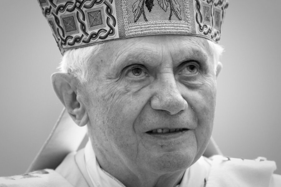 Bis zuletzt vom Missbrauchsskandal belastet: Ein Nachruf auf Papst Benedikt XVI. -  01.05.2011, Vatikan, Vatikanstadt: Der damalige Papst Benedikt XVI. steht bei der Messe zur Seligsprechung von Johannes Paul II. auf dem Petersplatz im Vatikan. 