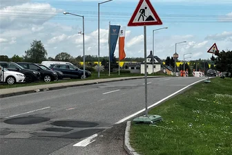Bis zum Landeserntedankfest wird diese Trasse bei Mittweida gebaut - Auf ein Baustellen-Schild treffen Autofahrer im Gewerbegebiet an der Neusorger Straße jetzt schon. Doch die Fahrbahnerneuerung erfolgt erst ab Juni.