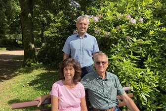 „Bis zur Beisetzung kann alles wieder geändert werden“: Wie ein Ehepaar 25 Jahre den Mittweidaer Friedhof verwaltete - Sie haben 25 Jahre auf dem Mittweidaer Friedhof gearbeitet: Mutter Heike Ulbricht und Vater Thomas Ulbricht (vorn). Jetzt übernimmt Sohn André (hinten).