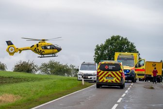Bisher 13 Unfalltote in Mittelsachsen im Jahr 2025: Wie Rettungskräfte mit seelischer Belastung umgehen - Am 5. August wurde ein Notarzt per Rettungshubschrauber zur Unfallstelle bei Schweikershain gebracht. DRK-Sanitäter aus Mittweida waren bereits vor Ort.