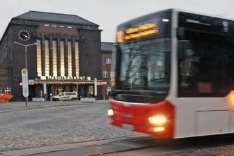 Bisher ist noch nicht mal die Hälfte des Geldes verbraucht - Auch der stadtwärtige Bussteig der Linie 10 am Bahnhofsvorplatz in Zwickau soll einen Unterstand bekommen.