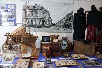 Bisher nie gezeigt: Diese Fotos verraten Spannendes aus der Pausaer Vergangenheit - Vor der historischen Stadtansicht Pausas sind unter anderem eine Brückner-Reisekamera und ein aufklappbares Retusche-Pult zu sehen.