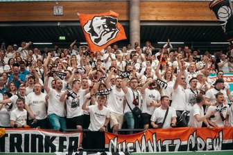 Bisher nur wenige Infos zum Finale in Istanbul: Niners-Fans müssen sich gedulden - Die Ninersfans sind reisefreudig. So wie hier am Karsamstag in Weißenfels sind häufig viele Anhänger bei Auswärtsspielen der Chemnitzer Basketballer dabei. Auch bei den internationalen Spielen war oft eine Delegation vor Ort. Nach Istanbul wollen nun auch sehr viele Fans reisen.