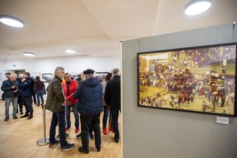 Bisher unveröffentlichte Fotos vom 7. Oktober 1989 in Plauen erstmals im Rathaus zu sehen: Stasi fotografierte von vier Punkten aus - In der aktuellen Ausstellung im Plauener Rathaus-Foyer sind bisher unveröffentliche Stasi-Fotos zu sehen, aber auch andere Motive vom Herbst 1989 in Plauen.