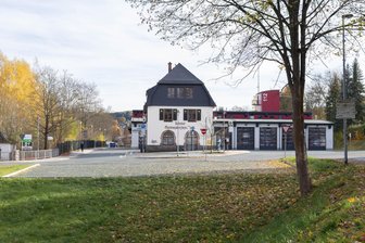 „Bismarck“-Abrissfläche in Markneukirchen: Warum darf nicht geparkt werden? - Die „Bismarck“-Abrissfläche in Markneukirchen, Blick Richtung Feuerwache/Busbahnhof.