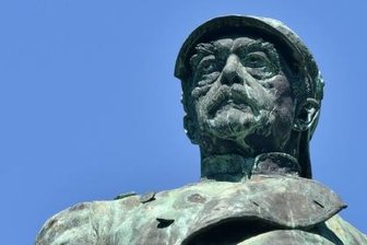 Bismarck - der Mythos - Ein Preuße in Uniform: Das Bismarck-Denkmal im Tiergarten in Berlin. Es ist eine von vielen Monumenten zu Ehren des legendären Reichsgründers.