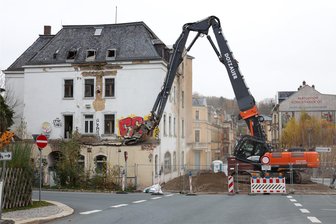 „Bismarck“ verschwindet aus dem Markneukirchener Stadtbild - Das Gebäude der ehemaligen Gaststätte „Bismarck“ wird unter Vollsperrung der Bismarckstraße abgerissen.