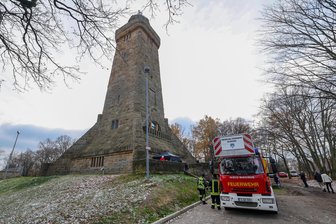 Bismarckturm in Glauchau: Warum die Feuerwehr-Drehleiter am Wochenende vor dem Wahrzeichen steht - Die Feuerwehr-Drehleiter stand am Freitagnachmittag vor dem Bismarckturm. Sie rollt auch am Samstag und Sonntag zum Wahrzeichen von Glauchau.