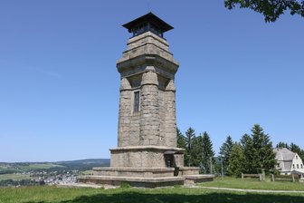 Bismarckturm: Markneukirchen sichert sich Flächen - Die Bismarcksäule auf dem Oberen Berg in Markneukirchen.