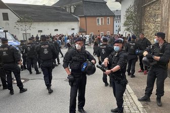 Biss in die Hand eines Polizisten: Gericht verurteilt Ex-Stadträtin aus Zwönitz - Ein Bild vom 10. Mai in Zwönitz. Zahlreiche Beamte waren damals im Einsatz, als die Situation aus dem Ruder geraten ist. Acht Polizisten wurden damals während des Einsatzes verletzt.