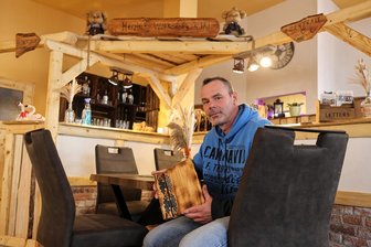 Bistro an Zwickauer Hauptstraße will nach Umbau auch Frühstück und Abendbrot anbieten - Da steckt eine Menge Eigenleistung drin: Inhaber Andy Schumann fühlt sich wohl in seinem umgebauten Bistro, das nach frischem Holz duftet.