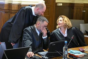 Bitcoin-Prozess in Leipzig: Staatsanwalt mit erstem Sieg, Plattform-Chef soll weitere 2,8 Milliarden Euro gehortet haben - Die Verteidigung lässt sich fotografieren, ihre Klienten hingegen scheuen die Kameras: Die Anwälte Gül Pinar (rechts), Zacharias Kidza (Mitte) und Alexander Kienzle am Dienstag am Landgericht Leipzig.