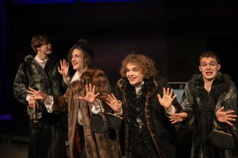 Bitte einsteigen: Hochschulbühne Mittweida mit neuem Musical zurück - Max Gottfried, Leon Klein, Florian Kleint und Franz Bürger (v.l.n.r) in der Witwenszene des Musicals „Linie 1“ von Volker Ludwig.