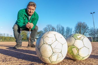 Bitte kein Brösel-Platz mehr: Sportler aus dem Erzgebirge warten auf Kunstrasen - Bald kein Sand, dafür Kunstrasen: Maik Faßl, der Vorsitzende vom FSV Burkhardtsdorf 1910.