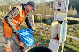 „Bitte nicht noch einen Papierkorb!“ – Sauberkeit im Ort geht für Kommunen im Erzgebirge schon jetzt massiv ins Geld - Kai Junghans vom Bauhof der Gemeinde beim Entleeren von Papierkorb und Hundetoilette am Unterbecken in Markersbach.