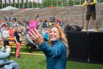 Bitter für Stefanie Hertel: Warum ihr Open-Air in Klingenthal nicht zog - Stefanie Hertel bei ihrem Open-Air in der Vogtland-Arena in Klingenthal anlässlich ihres 40-jährigen Fernsehjubiläums.