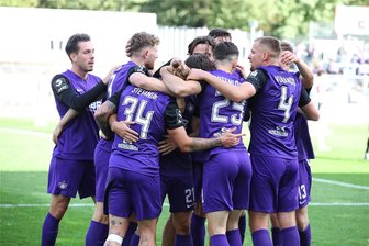 Bitter! Starke Veilchen geben Sieg nach einer Aufholjagd noch aus der Hand - Der 2:1-Führungstreffer der Veilchen durch Tim Danhof wurde groß umjubelt, doch dann folgte der späte Schock kurz vor Spielschluss. Foto: Gabor Krieg/Picture Point