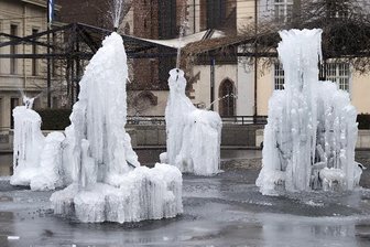 Bittere Kälte von Frankreich bis in die Türkei - Der Fasnachtsbrunnen (auch Tinguely-Brunnen) auf dem Theaterplatz in Basel ist nach der bisher kältesten Nacht der aktuellen Wintersaisonam teilweise vereist.