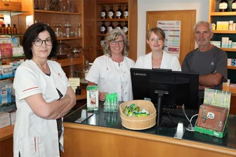 Bittere Pille: Apothekerin schließt Traditionsapotheke in Schwarzenberg - Apothekerin Sabine Nöhring (l.) hier im Bild mit ihrem Team: den beiden Mitarbeiterinnen Claudia Förster und Angela Lorenz sowie ihrem Mann Matthias, der die gute Seele des Hauses ist.