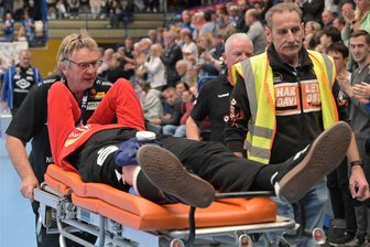 Bittere Pille für den EHV Aue: Niederländischer Keeper fällt für Monate aus - Aues Keeper Arjan Versteijnen verletzte sich kurz vor Ende des Heimspiels am Sonnabend schwer. Nun steht die Diagnose fest.