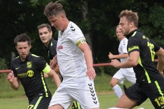"Bittere Pille" in der 89. Minute - Franco Stopp (am Ball) brachte Schneeberg gegen Rapid Chemnitz per direktem Freistoß in Führung. Dennoch unterlag die Concordia. 